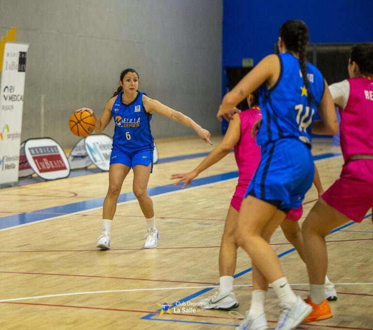 Jugadora del MCD La Salle en acción durante un partido de baloncesto
