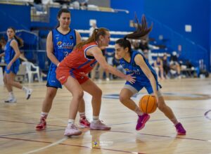 Jugadoras de baloncesto compitiendo en un partido del MCD La Salle Nacional