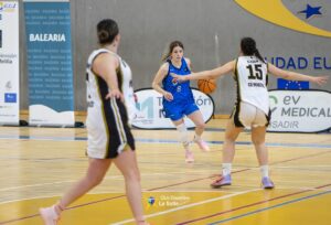 Jugadora del MCD La Salle Nacional driblando en un partido de baloncesto