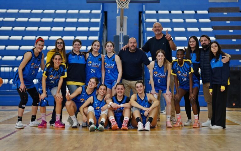 Equipo femenino de baloncesto MCD La Salle Nacional posando en el pabellón