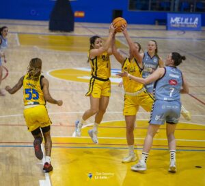 Jugadoras del MCD La Salle compitiendo en un partido de baloncesto