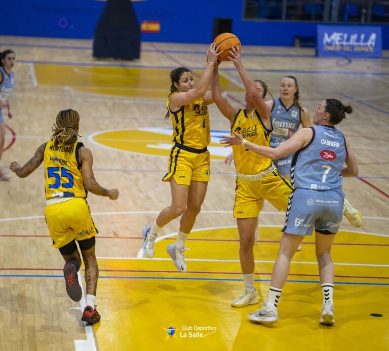 Jugadoras del MCD La Salle compitiendo en un partido de baloncesto