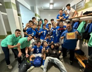 Jugadores del MCD Peña Real Madrid celebrando en el vestuario