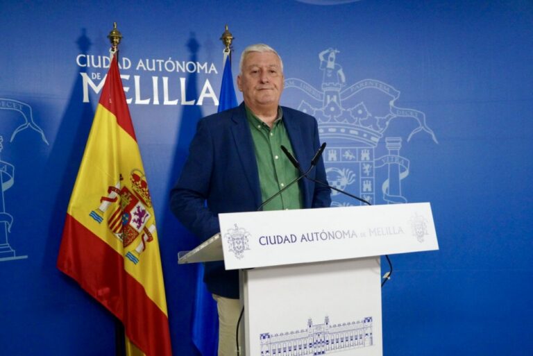 Rueda de prensa sobre medio ambiente en Melilla con banderas