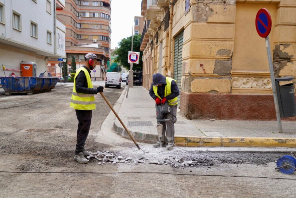 Trabajadores mejorando el asfaltado de calles en Melilla