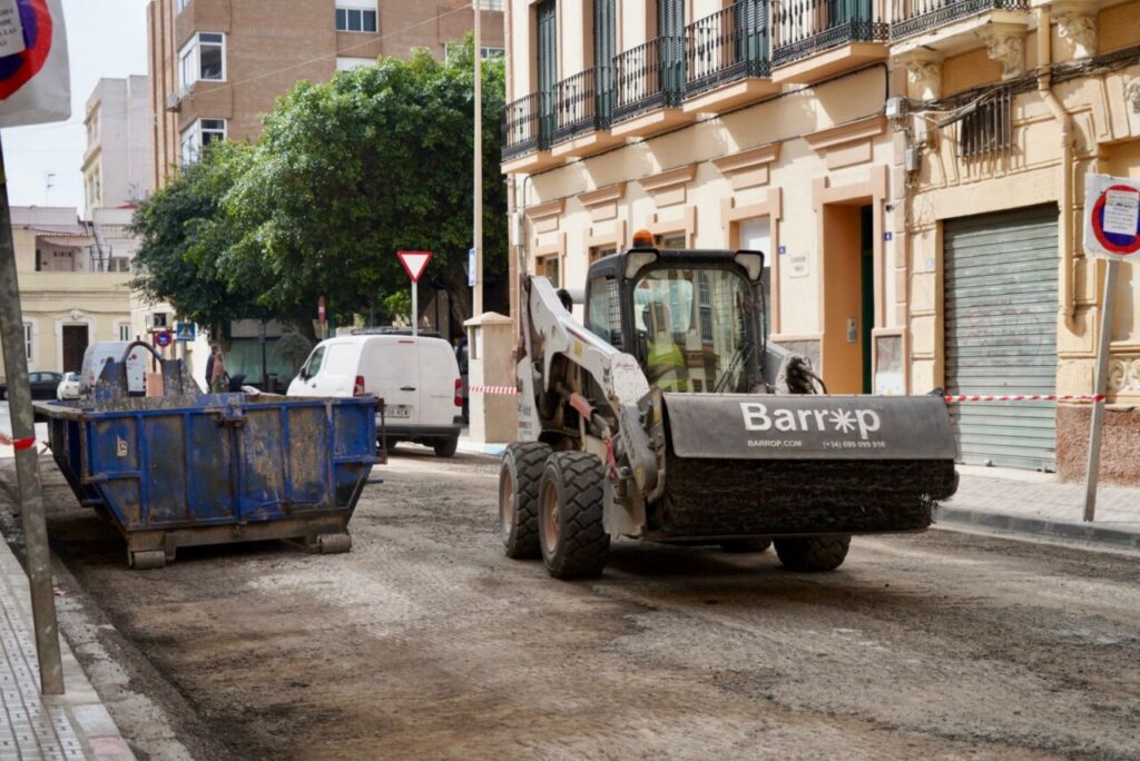 Maquinaria trabajando en la mejora del asfaltado de calles en Melilla