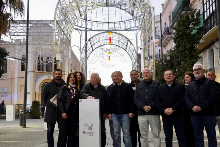 Inauguración del alumbrado de Ramadán en Melilla con la Mezquita Central de fondo.