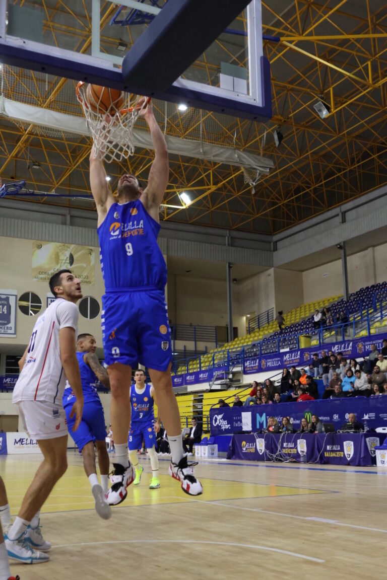 Jugador del Melilla Baloncesto realizando un mate durante el partido