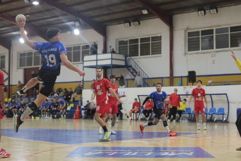 Jugador de balonmano lanzando el balón durante un partido en Melilla