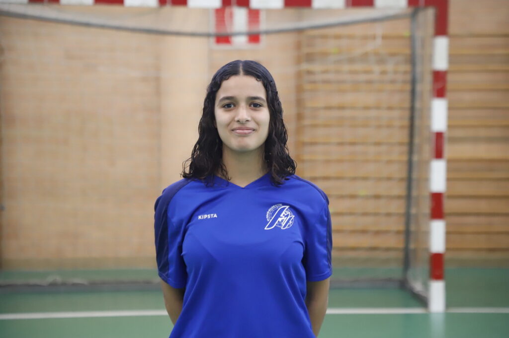 Jugadora de fútbol sala femenino de Melilla en uniforme azul
