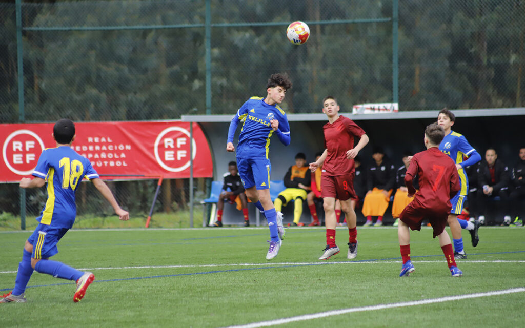 Jugadores de fútbol en un partido del Campeonato de España Sub-14 y Sub-16
