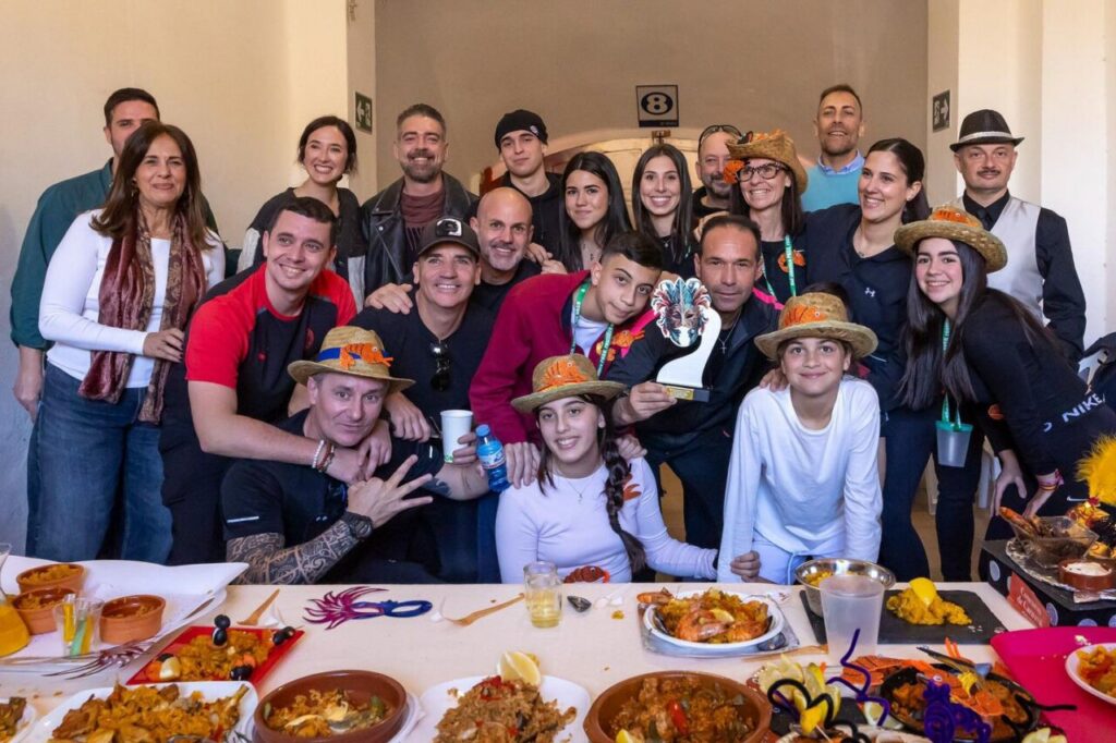 Grupo de personas celebrando el Carnaval en Melilla con disfraces y comida
