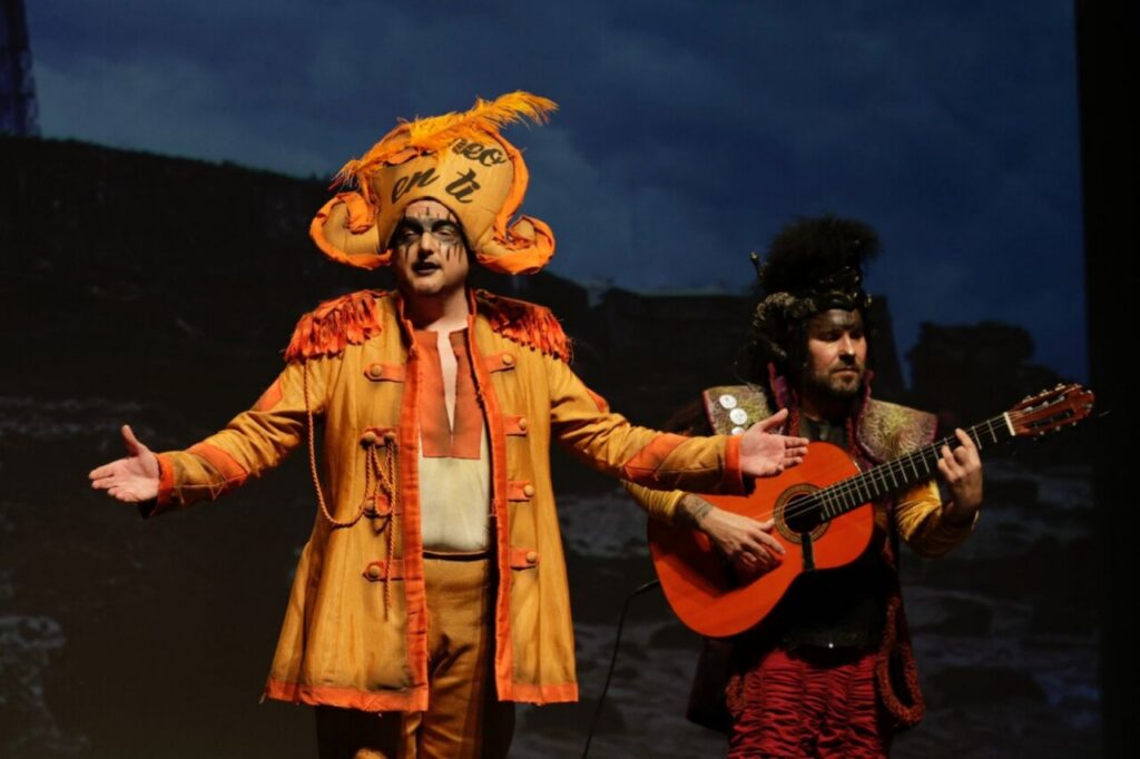 Actuación en el Carnaval de Melilla con trajes coloridos y música