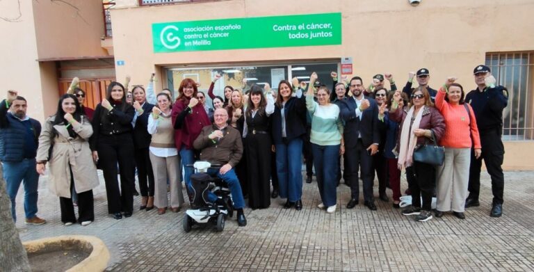 Grupo de personas en Melilla apoyando la lucha contra el cáncer