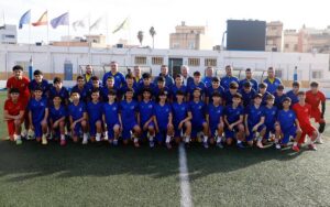 Equipo de fútbol Sub-14 y Sub-16 de Melilla en el campo