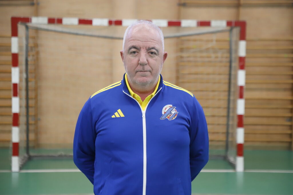 Entrenador de fútbol sala en el pabellón durante el campeonato