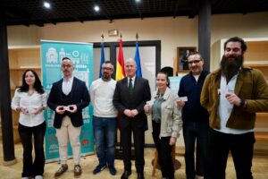 Presentación de nuevos guías turísticos en Melilla con carnet en mano