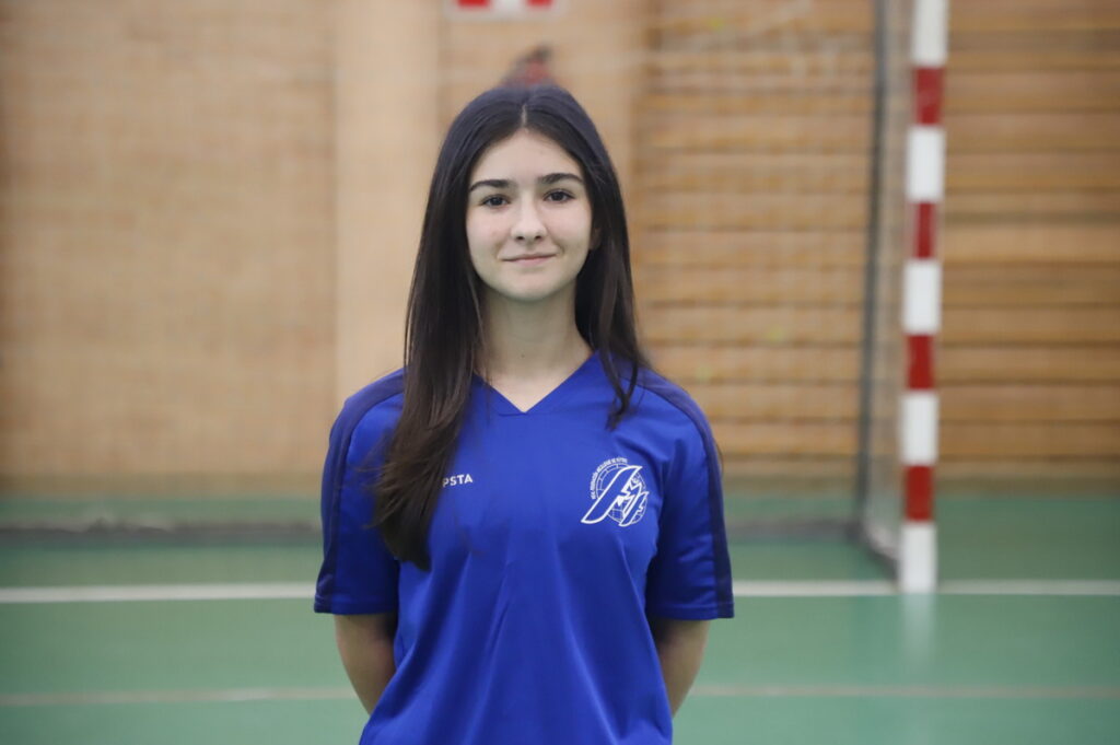 Jugadora del equipo femenino de fútbol sala de Melilla en uniforme azul