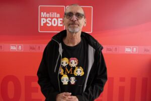 Hombre con camiseta de personajes animados en evento del PSOE en Melilla