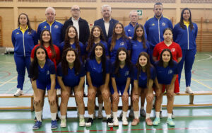 Equipo femenino sub-16 de fútbol sala de Melilla en una fotografía grupal