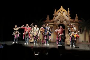 Actuación de comparsas en el Carnaval de Melilla con trajes coloridos