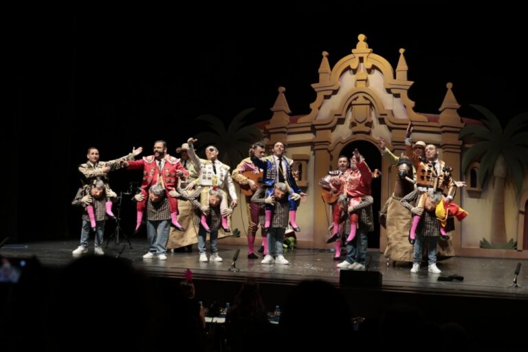 Actuación de comparsas en el Carnaval de Melilla con trajes coloridos