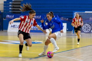 Jugadoras de fútbol sala compiten en un partido en el Pabellón de Deportes Javier Imbroda