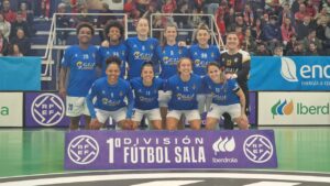 Equipo de fútbol sala Melilla Torreblanca posando en el pabellón