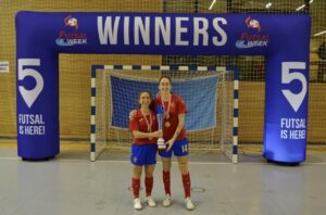 Jugadoras del Melilla Torreblanca sosteniendo un trofeo de fútbol sala