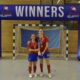 Jugadoras del Melilla Torreblanca sosteniendo un trofeo de fútbol sala