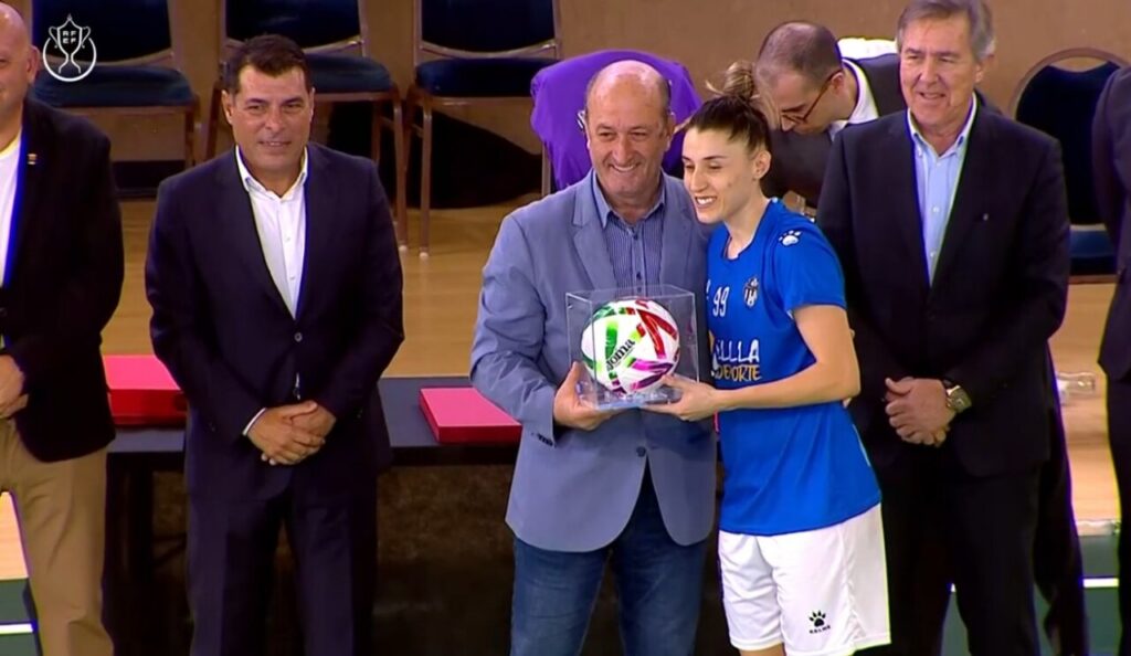 Emilly Marcondes recibiendo el trofeo de MVP en la Supercopa de España