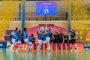 Jugadoras del Melilla Torreblanca celebrando la victoria en la Supercopa de España