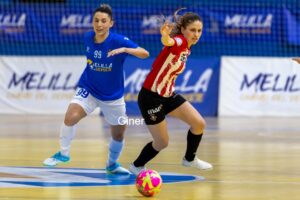 Jugadoras del Melilla Torreblanca y AE Penya Esplugues en un partido de fútbol sala.