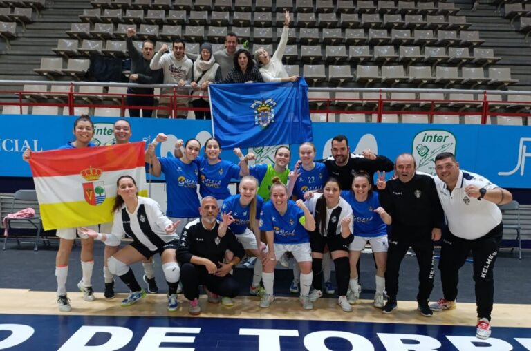 Jugadoras del Melilla Torreblanca celebrando con banderas en el pabellón