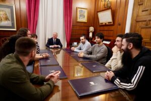 Reunión entre creadores de contenido y autoridades en Melilla