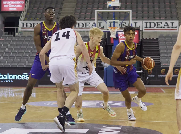 Michael Caicedo jugando baloncesto en un partido