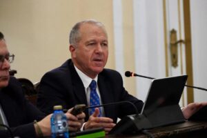 Miguel Marín hablando en una reunión sobre bonificaciones a la Seguridad Social