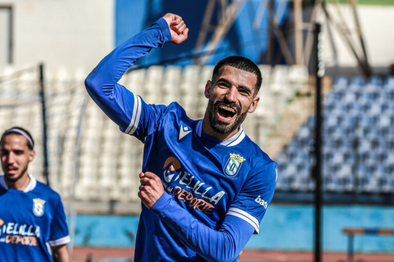 Jugador del U.D. Melilla celebrando un gol con alegría
