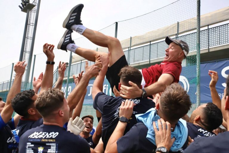 Miguel Rivera siendo levantado por jugadores de la U.D. Melilla