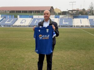 Miguel Rivera sosteniendo la camiseta de la U.D. Melilla en su presentación como entrenador.