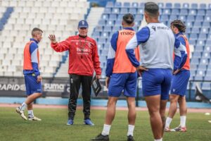 Miguel Rivera dirigiendo una sesión de entrenamiento con jugadores de la U.D. Melilla.