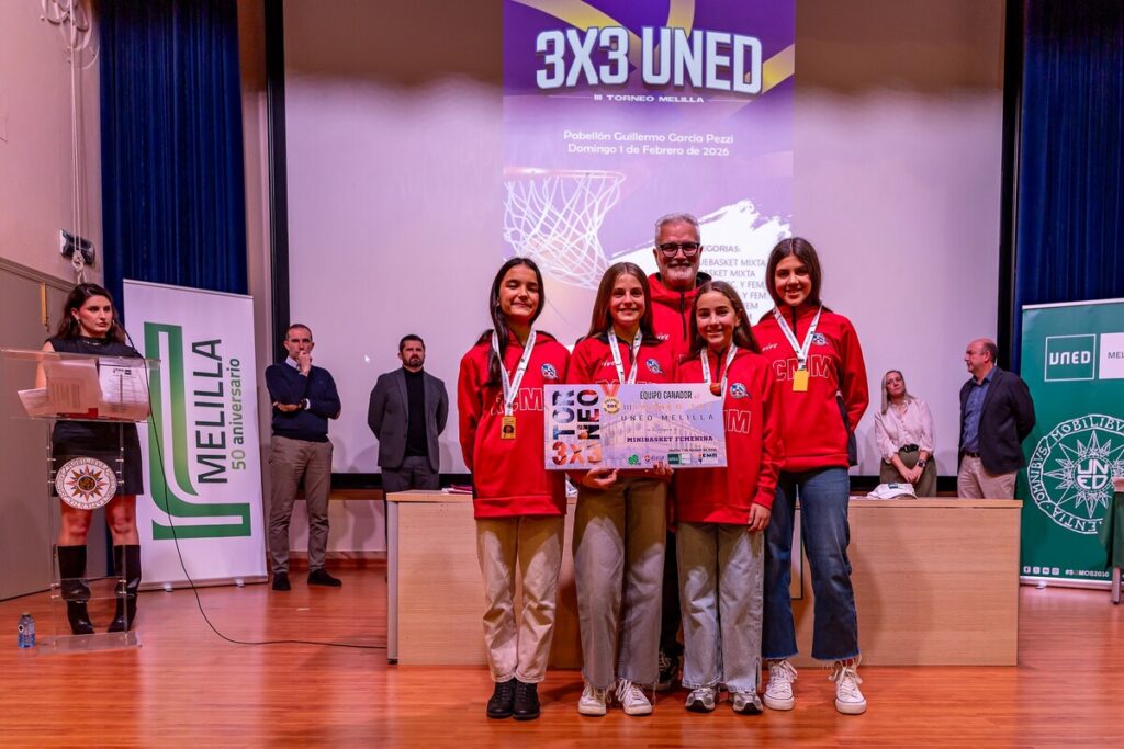 Entrega de trofeos a campeonas de minibasket femenino en Melilla