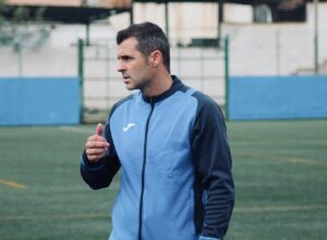 Entrenador Nacho Aznar dirigiendo al equipo en el campo