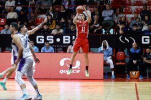 Nathan Hoover lanzando un tiro de baloncesto en un partido