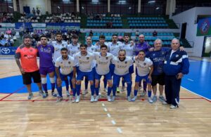 Equipo de fútbol sala Nueva Era Melilla posando en el pabellón