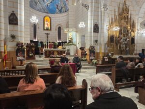 El obispo de Málaga y Melilla en un encuentro con la comunidad en la iglesia.