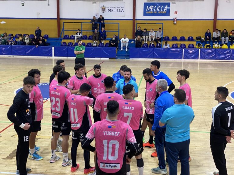 Oriol Ferré dirigiendo a su equipo de balonmano en el Pabellón Macarena Aguilar.
