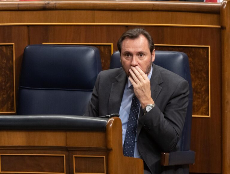 Óscar Puente en el Parlamento durante su reprobación