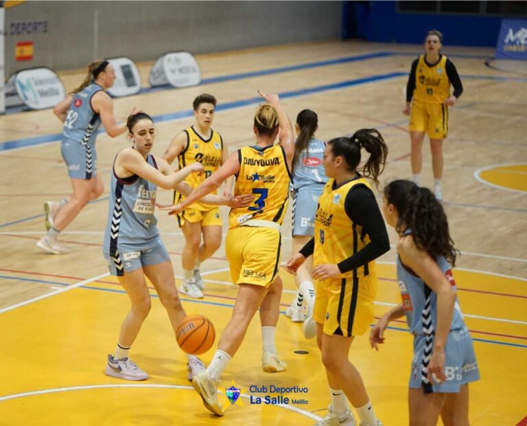 Jugadoras de baloncesto en acción durante un partido