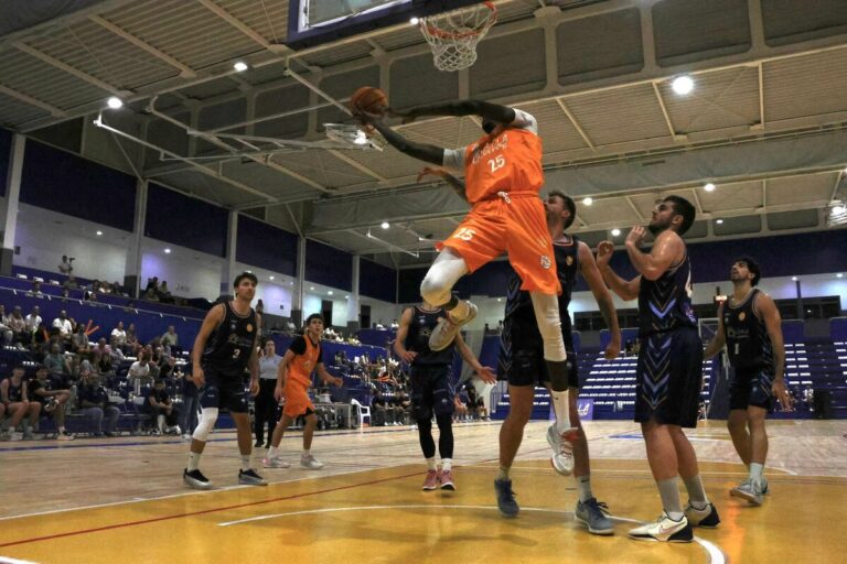 Jugadores de baloncesto en acción durante un partido competitivo